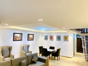 Posezení v ubytování OlliebeierArtApartment Charming recently refurbished three-bedroom apartment located in VI
