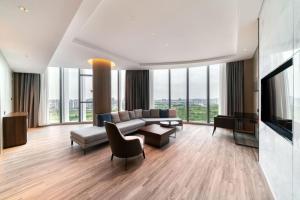 Courtyard by Marriott Hangzhou Xihu tesisinde bir oturma alanı