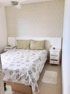 Postel nebo postele na pokoji v ubytování Conforto a Beira-Mar: Apartamento Resort Aracaty + 6 fotografií