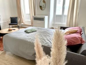 una camera con un letto e un animale di peluche di La Cornaline a Vesoul