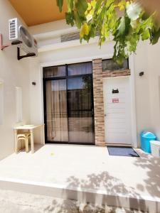 una puerta delantera de una casa con garaje en CAP Apartments, en Talibon