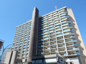 ブラジリアにあるJK Apart Hotel - Manhattanの背の高いアパートメントビル