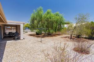 un patio trasero con un columpio y un árbol en Breezing Southwind - monthly special, en Lake Havasu City