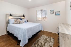 Habitación blanca con cama y ventana en Breezing Southwind - monthly special, en Lake Havasu City