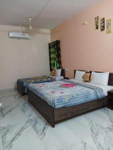 - une chambre avec 2 lits dans une pièce dotée d'un sol en marbre dans l'établissement The Jungle Heart, à Sawai Madhopur