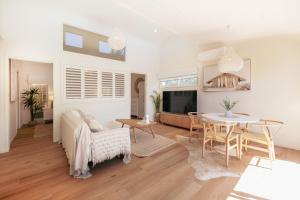 TV a/nebo společenská místnost v ubytování Seaside Escape