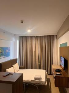 a hotel room with a bed and a desk at Olímpia Park Resort - Apto 2 Quartos 8 Pessoas in Olímpia