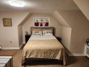 1 dormitorio con 1 cama grande en el ático en Cozy cute Relaxing home, en Southbury