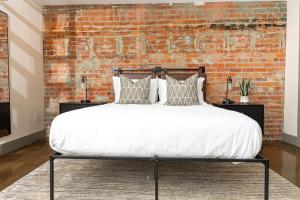 Postel nebo postele na pokoji v ubytování Extra Classy 1 Br Loft With Exposed Brick Downtown
