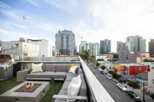 een balkon met een bank en een vuurplaats op een stad bij TuCasa Luxury 4 Story Villa in Downtown San Diego Little Italy in San Diego