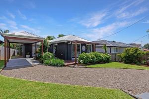 une maison avec une allée en gravier dans une cour dans l'établissement Queenberry Cottage - Jacuzzi, Village Location & 10 Mins To Beach, à Berry