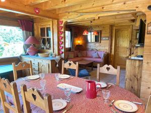 a dining room with a table in a cabin at Chalet Les Gets, 5 pièces, 9 personnes - FR-1-623-51 in Les Gets