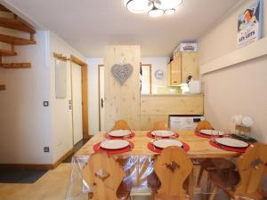 a dining room with a wooden table and chairs at Les Gets - Appart cosy avec mezzanine et parking, proche pistes - FR-1-623-145 in Les Gets