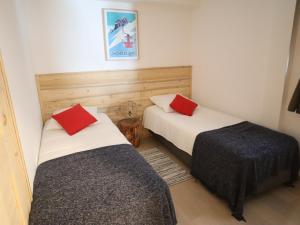 A bed or beds in a room at Appartement Les Gets, 3 pièces, 6 personnes - FR-1-623-32