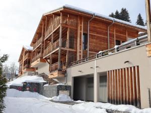 ein großes Gebäude mit Schnee davor in der Unterkunft Appartement Les Gets, 3 pièces, 6 personnes - FR-1-623-32 in Les Gets