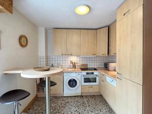 A kitchen or kitchenette at Appartement Les Gets, 2 pièces, 4 personnes - FR-1-623-185