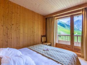 a bedroom with a bed and a large window at Appartement Modane, 5 pièces, 8 personnes - FR-1-694-329 in Modane