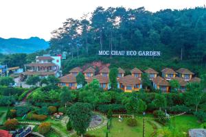 uma vista aérea de um bar-jardim hoco choco em Mộc Châu Eco Garden Resort em Mộc Châu