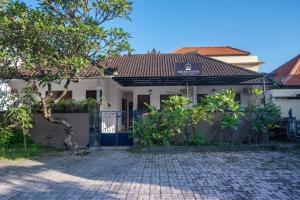una casa con una entrada de ladrillo delante de ella en Asri Bali Sanur Apartment en Sanur