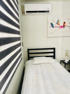 - une chambre avec un lit et un ventilateur dans l'établissement Casa Málaga, à Zamora de Hidalgo