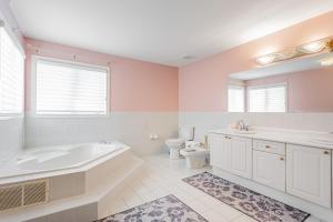 Un baño con bañera, lavabo e inodoro. en Luxurious Spacious Dream Home, en Richmond Hill 58 fotos más