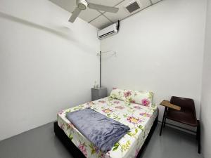 a bedroom with a bed and a chair in it at Jiaxin Dormitory-Setia Indah 家馨青年旅宿 in Johor Bahru