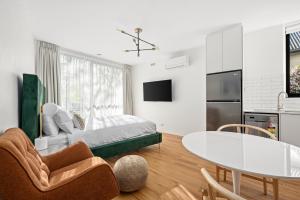 1 dormitorio con 1 cama, mesa y sillas en Peppertree Apartments, en Sale