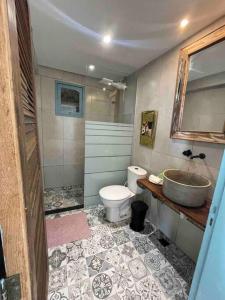 een badkamer met een wastafel en een toilet bij Loft dentro da comunidade Solar do unhão salvador in Salvador