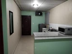 a kitchen with a counter top and a microwave at La Casa Buena Esperanza in Penonomé