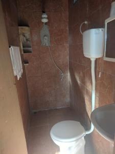 Casa luar do francês في ماريشال ديودورو: حمام مع مرحاض ومغسلة ودش