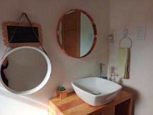 y baño con lavabo blanco y espejo. en Refugio Guimanta en Vicuña
