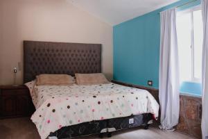 a bedroom with a large bed with a large window at Casa Cabra Corral in Coronel Moldes