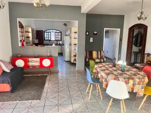 sala de estar con mesa y comedor en Casa de campo com piscina, mesa de bilhar e 3 quartos, en Itanhandu