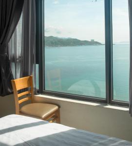 a bedroom with a window with a view of the water at Muong Thanh Vien Trieu Nha Trang Apartment - Review Nha Trang in Nha Trang