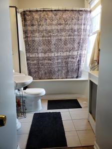 La salle de bains est pourvue d'une baignoire, de toilettes et d'un lavabo. dans l'établissement A Victorian home, à Philadelphie