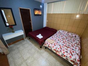 a small bedroom with a bed and a table at Departamentos en la Garzota cerca del Aeropuerto Norte de Guayaquil in Guayaquil
