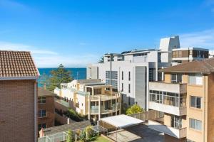 une vue aérienne des bâtiments d'une ville dans l'établissement North Beach Escape - Balcony Sunrises and Ocean Walks, à Wollongong