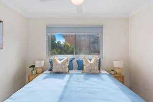 A bed or beds in a room at North Beach Escape - Balcony Sunrises and Ocean Walks