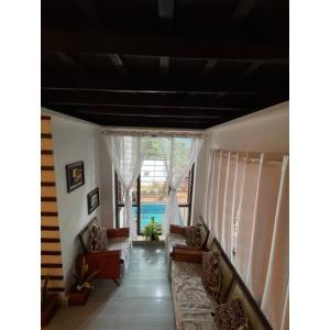 salon z kanapami i dużym oknem w obiekcie The Heritage Villa - Poovar w mieście Neyyāttinkara
