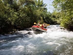 een groep mensen in een boot in een rivier bij ירוק בטבע in Sheʼar Yashuv