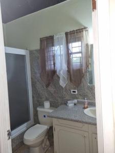 Ванна кімната в Lachemar GuestHouse in Ocho Rios