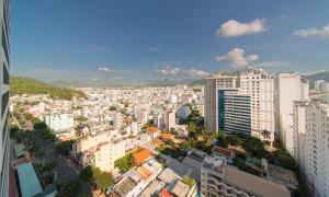 uma vista para uma cidade com edifícios altos em Căn hộ Mường Thanh Viễn Triều - Review Nha Trang em Nha Trang