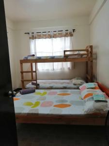 ein Schlafzimmer mit einem Etagenbett in der Unterkunft Sanctuary Transient House in Bacolod City