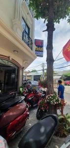 een rij motorfietsen geparkeerd buiten een hotel bij LUCKY HOTEL in Vung Tau