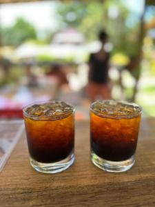 dos vasos de té sentados en una mesa en Pipa House Samara, en Sámara