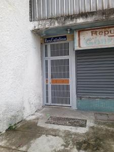 a garage door with a sign on the side of a building at Como en Casa in Caracas