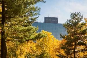 un edificio con un cartel encima en Grand Hyatt Seoul en Seúl