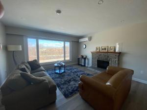 Χώρος καθιστικού στο Private Room Lakeview House- Westmount