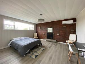 ein Schlafzimmer mit einem Bett und einer Ziegelwand in der Unterkunft Private Room Lakeview House- Westmount in Moncton