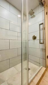 um chuveiro com uma porta de vidro na casa de banho em Newly remodeled home near 4 world-class ski resorts em Sandy